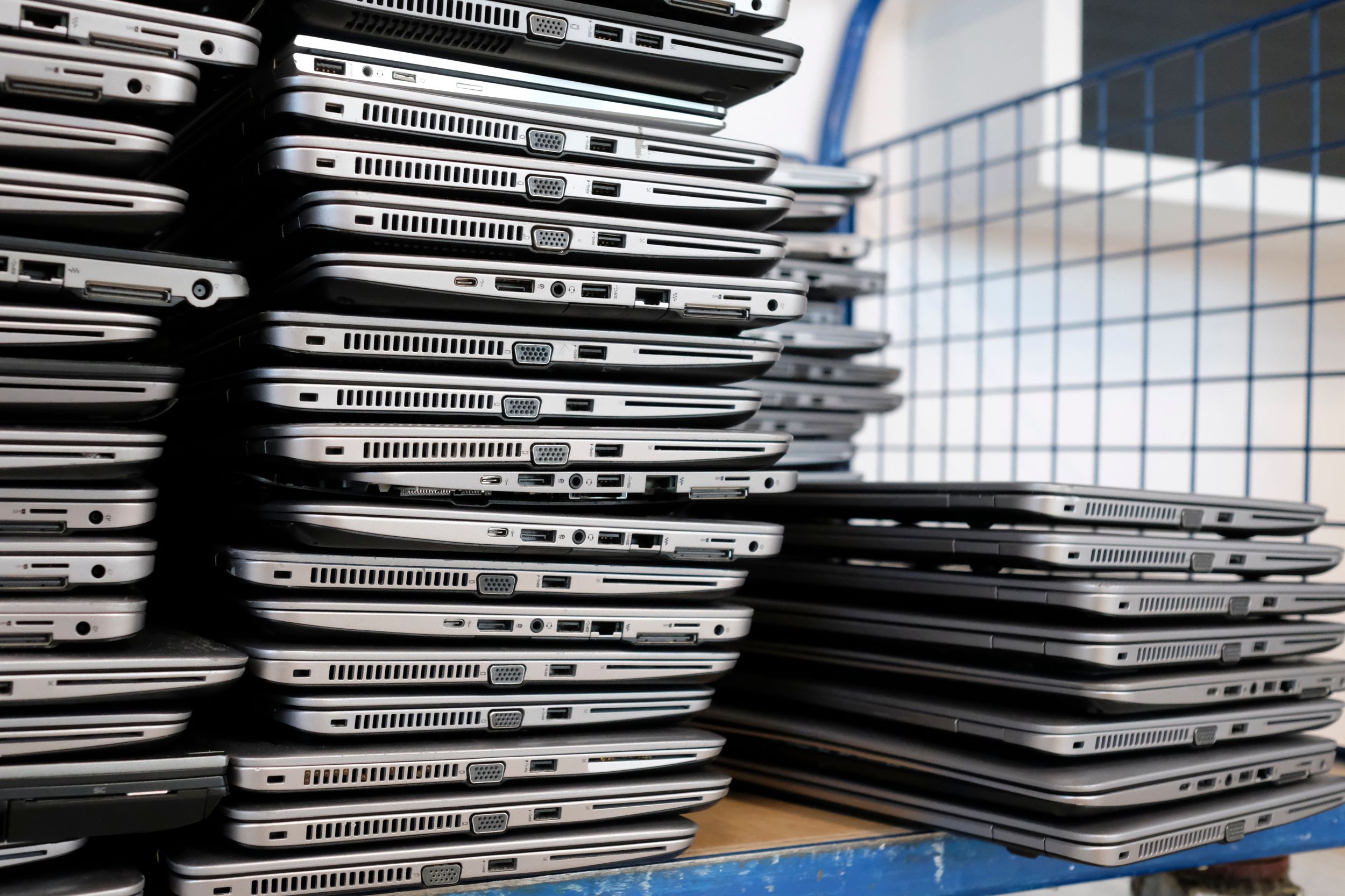 Stapel met oude laptops