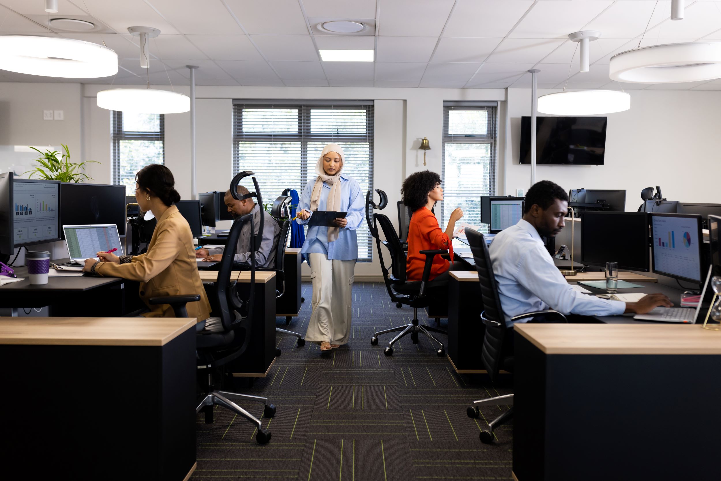 Mensen aan het werk met computers op kantoor