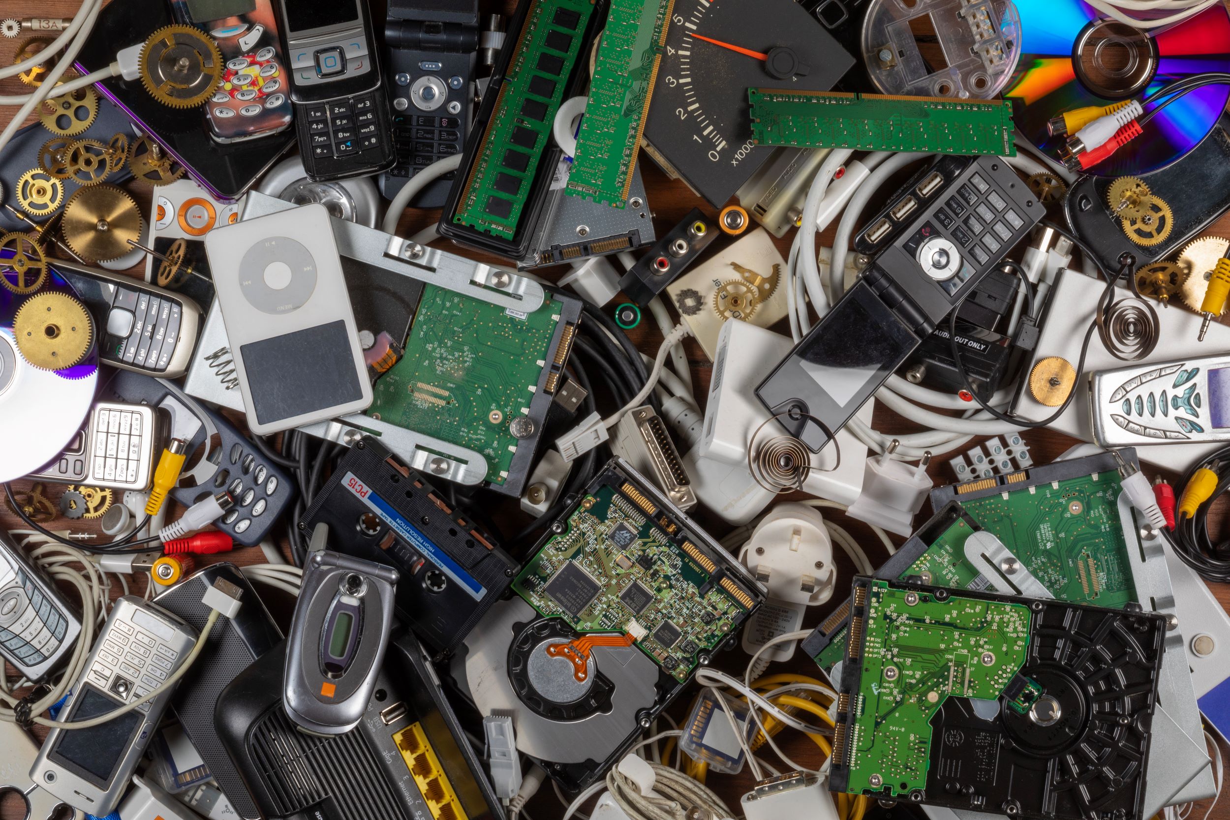 Stapel met oude elektrische en elektronische apparaten