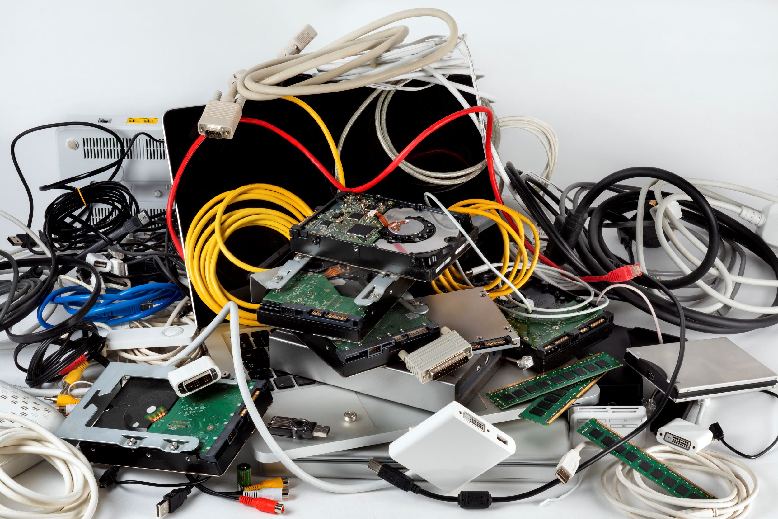 Stapel met oude elektrische apparaten