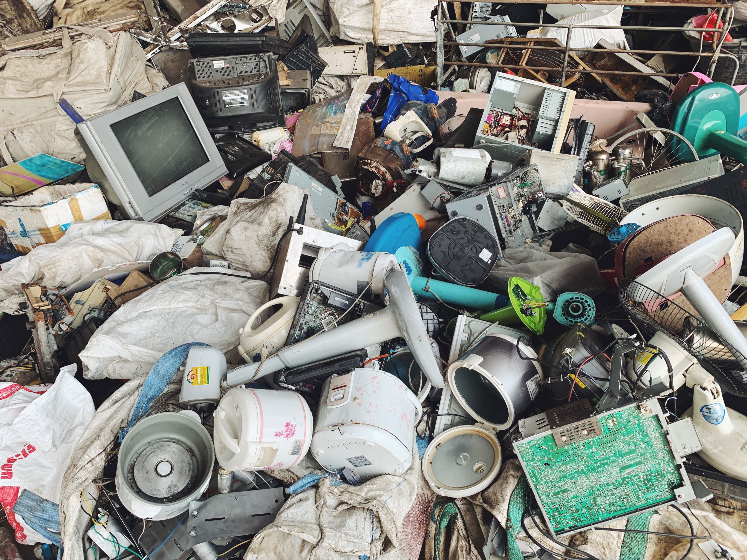 Afvalberg met e-waste