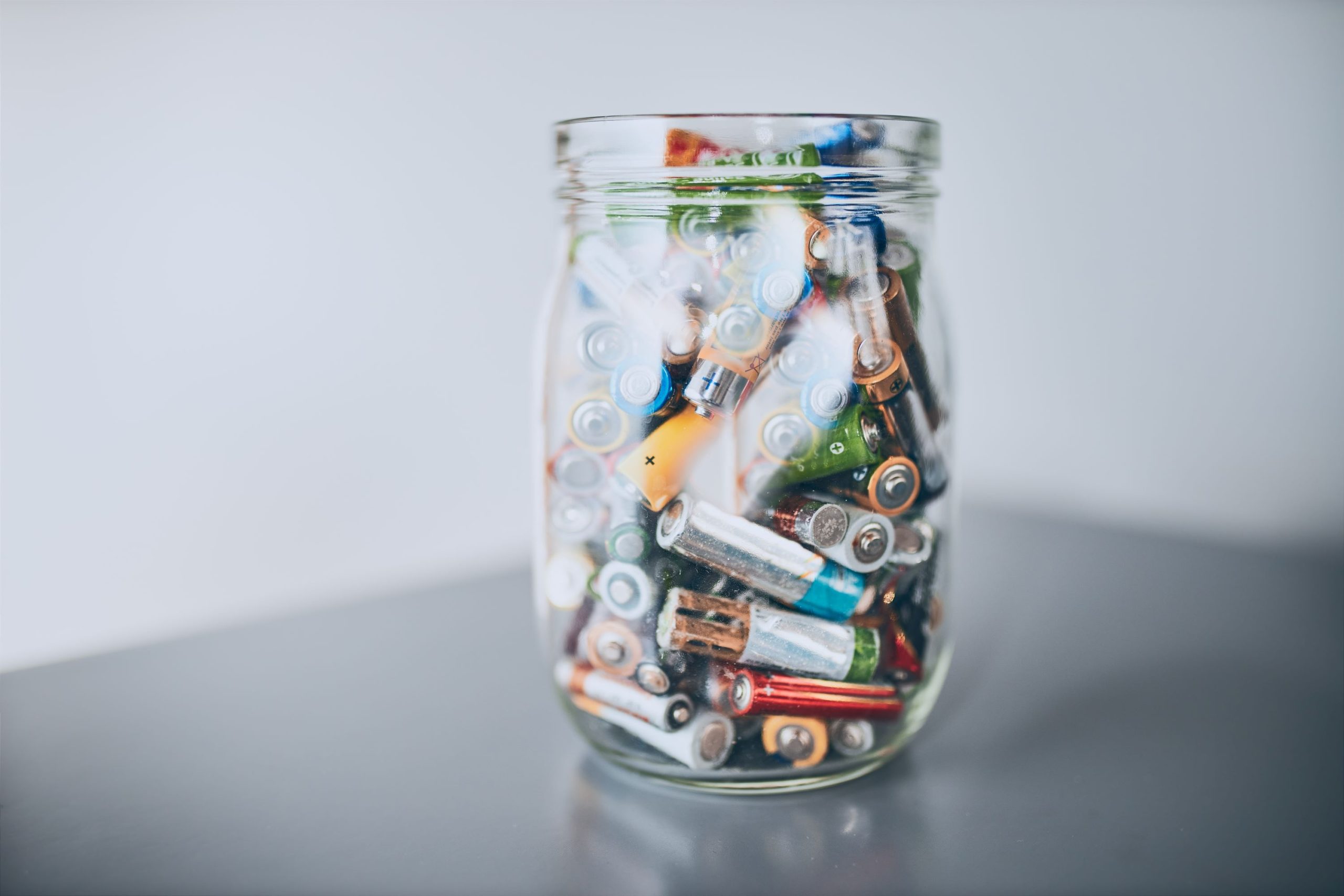 Pot met gebruikte batterijen