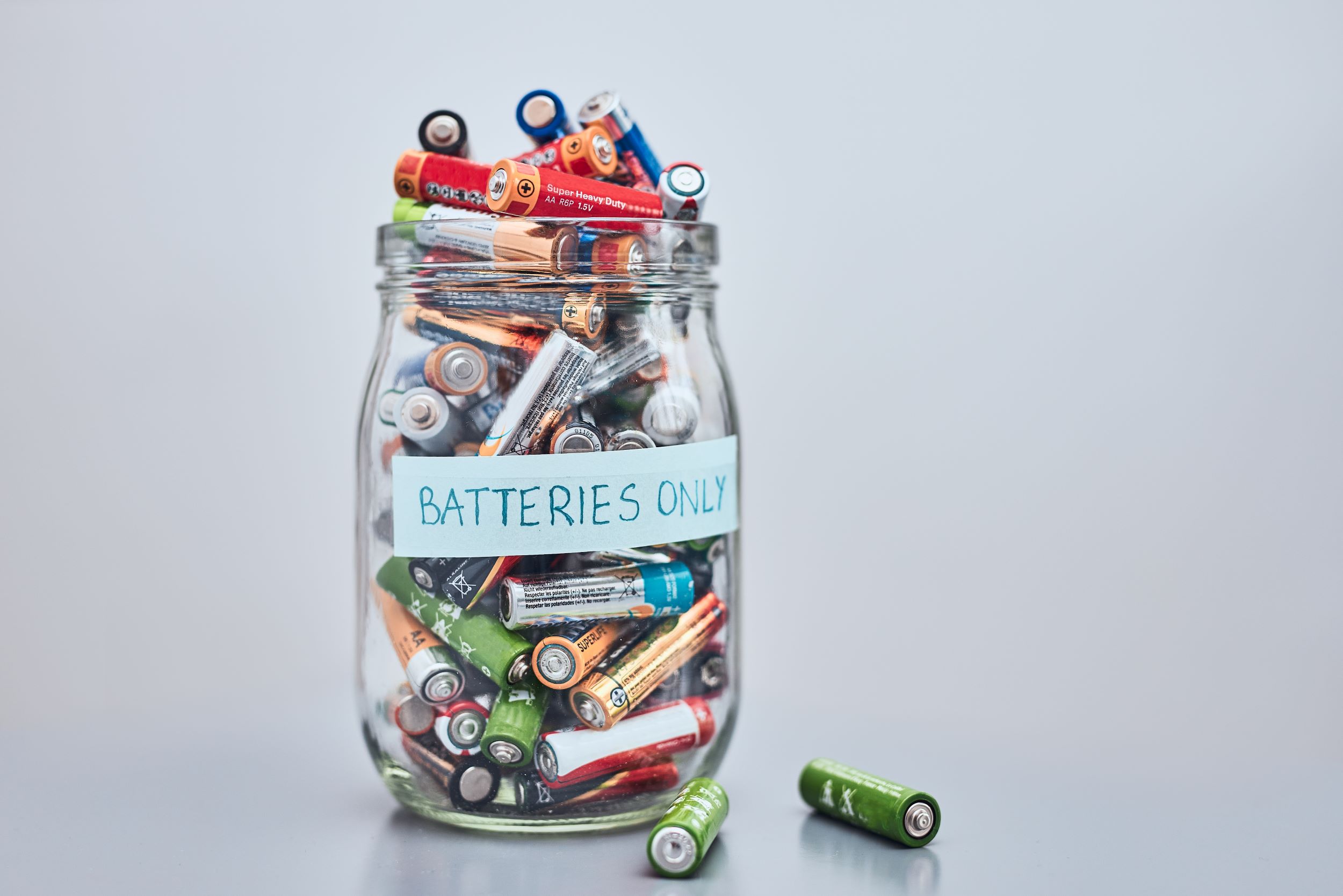 Pot met gebruikte batterijen