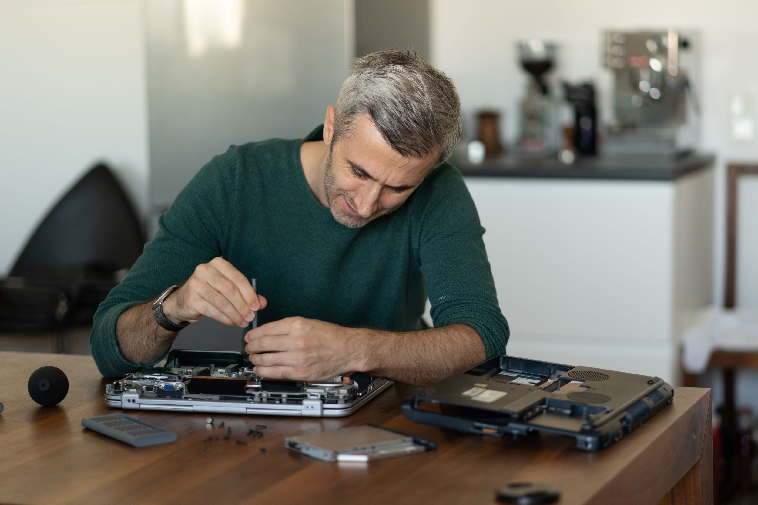Man repareert laptop