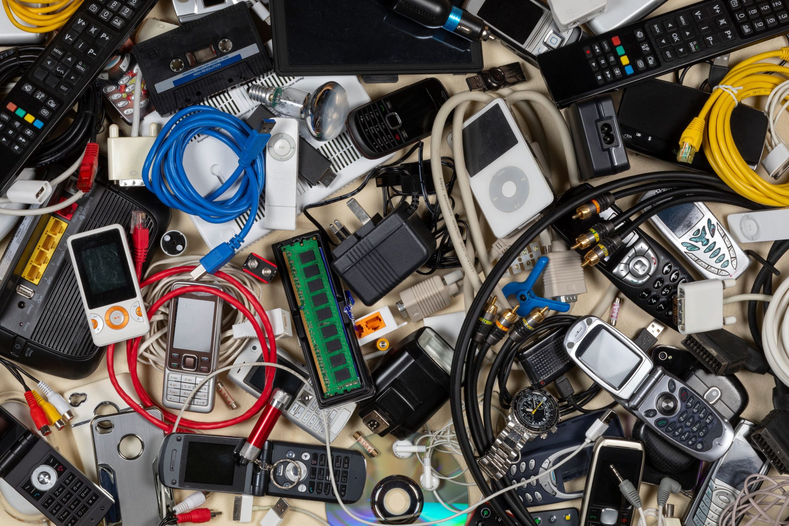 stapel met oude elektrische en elektronische apparaten