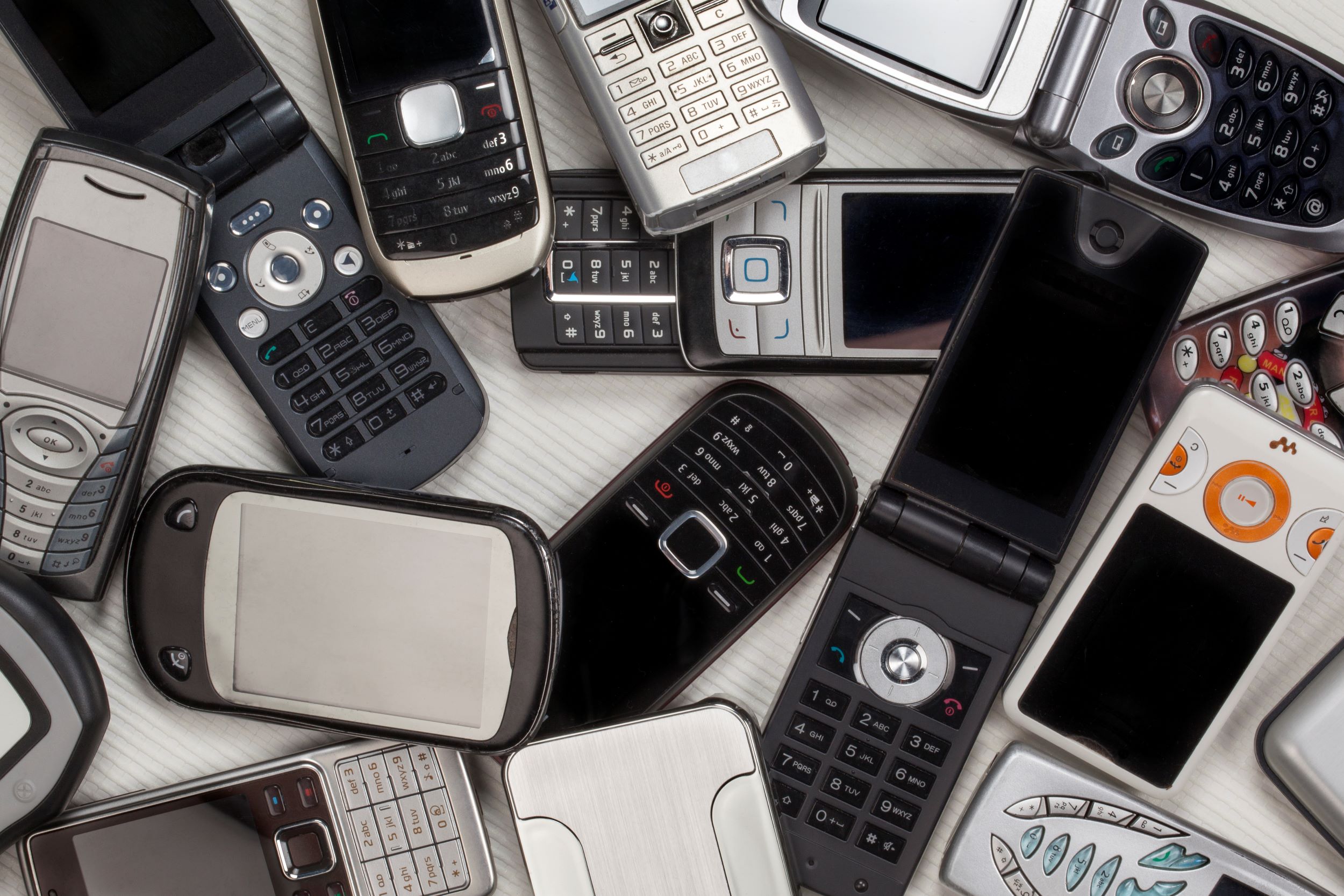 Stapel oude telefoons