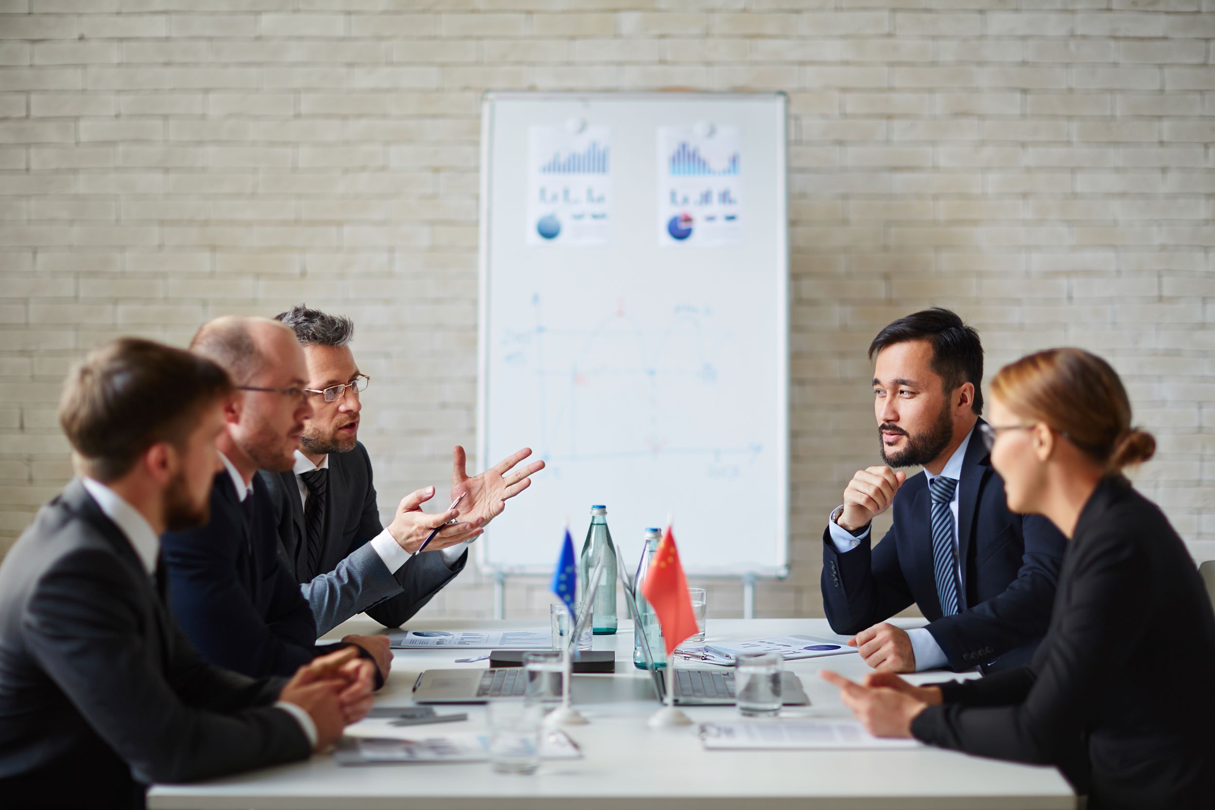 Mensen aan tafel die een politieke discussie voeren