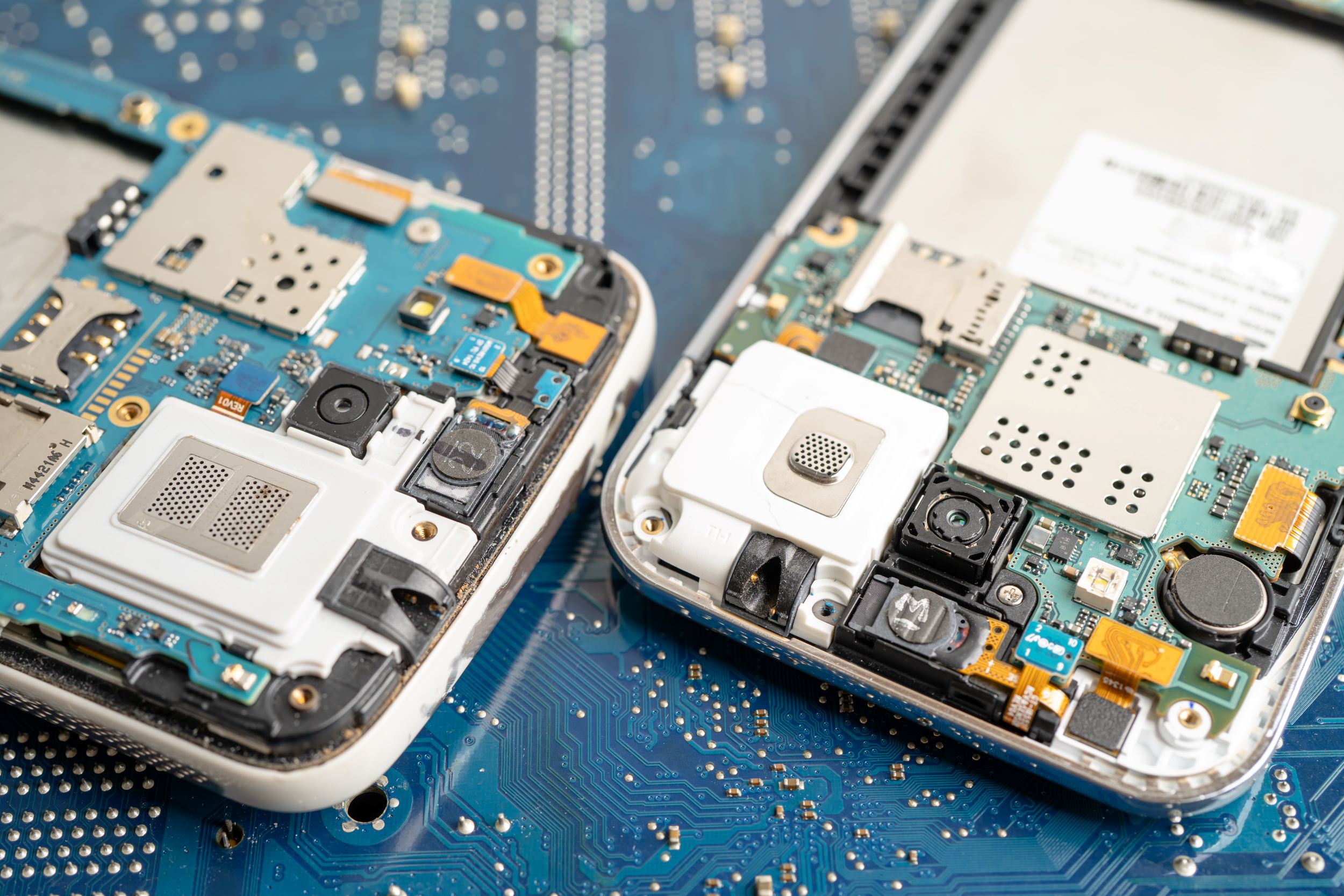 twee opengemaakte telefoons zodat je de binnenkant kan zien