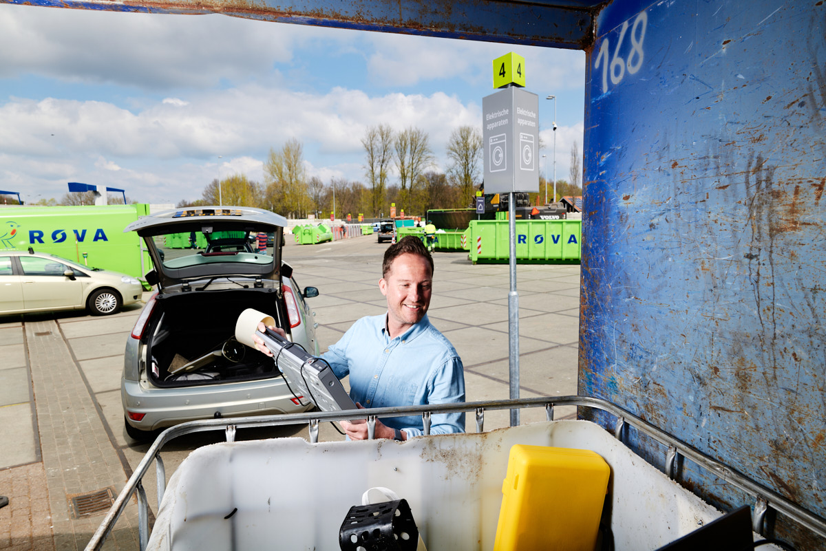 Man die een elektrisch apparaat inlevert bij de milieustraat