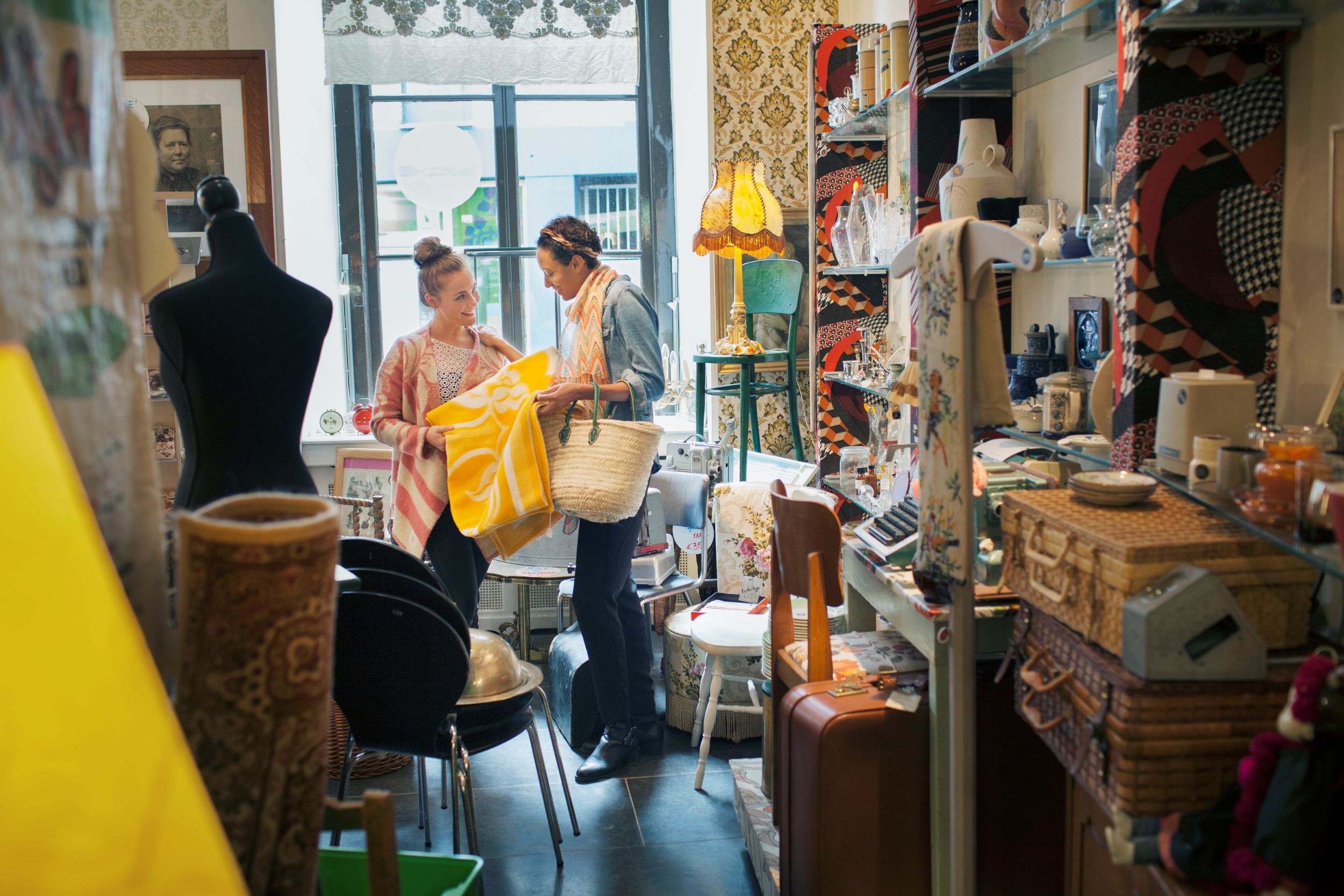Twee vrouwen in een kringloopwinkel